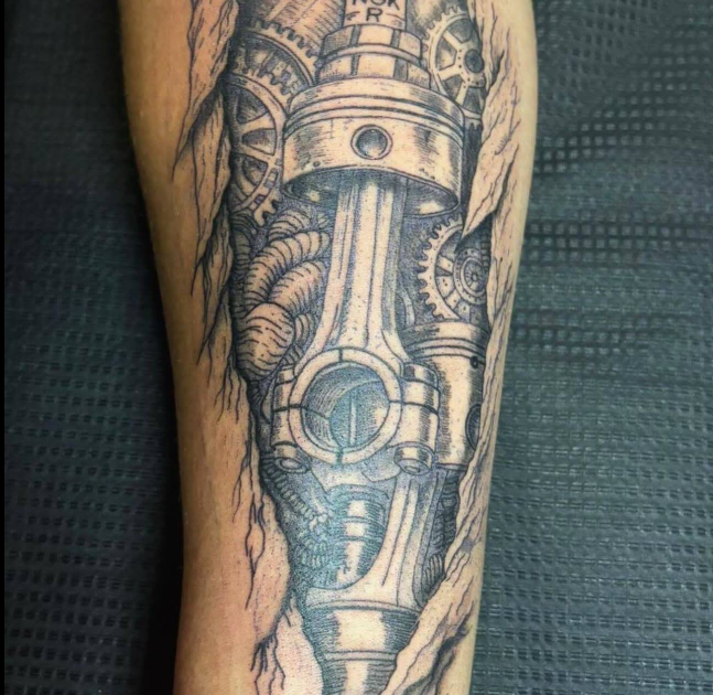 Tatouage mécanique steampunk sur avant-bras — bougie et piston moteur détouré façon peau déchirée