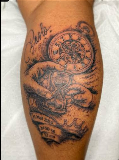 Tatouage réaliste sur mollet — montre à gousset, sablier, dates et éléments personnels